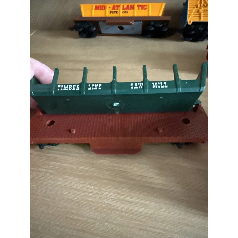 Lot Of 5 HO Train Cars (Auto loader, Laramie, Timber Saw Mill, Pipe Co.)
